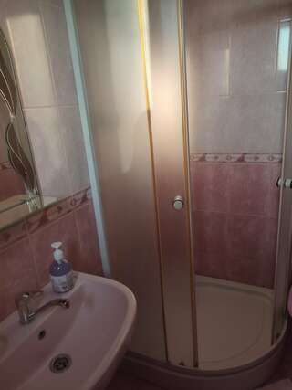 Гостиница Мер Бак Феодосия Улучшенный семейный номер-5